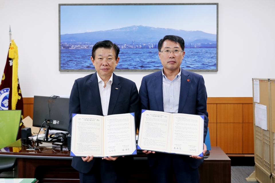 김정학 제주도개발공사 사장과 안동우 제주시장이 5일 도시재생사업 상호협력을 위한 업무협약을 체결했다.