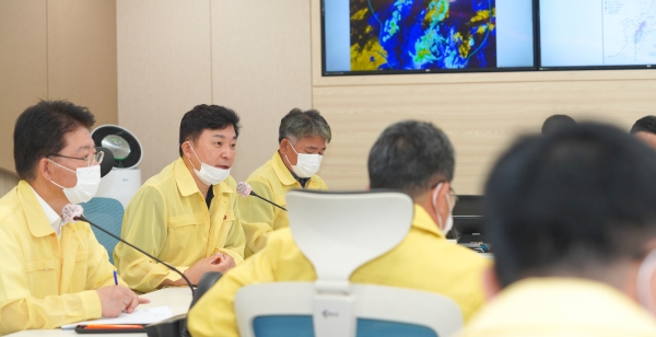 원희룡 지사가 10일 오전 8시 재나안전대책본부에서 태풍 상황점검회의를 주재했다.