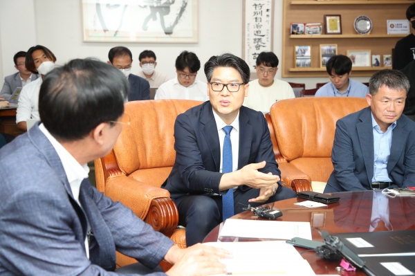 김상도 국토교통부 공항정책실장이 11일 오전 원희룡 제주지사와 좌남수 제주도의회 의장을 면담했다.