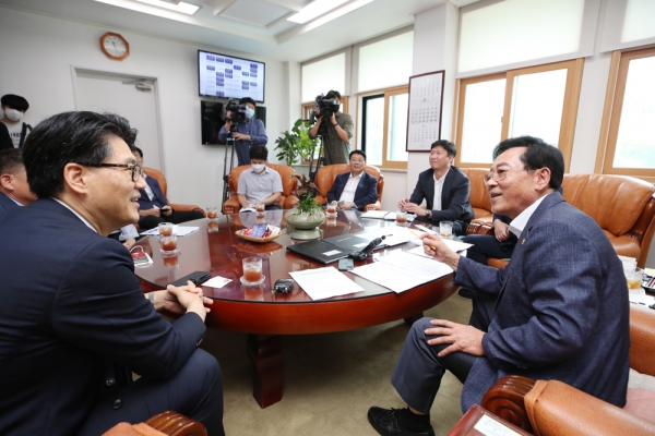 11일 오전 제주도의를 찾아 좌남수 의장(오른쪽)과 면담을 하고 있는 김상도 국토교통부 공항정책실장.ⓒ제주의소리
