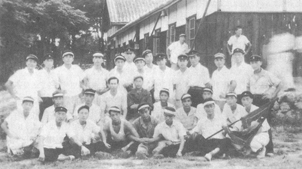 1950년 7월 제주농업중학교 제40회 학생들 출정기념사진. 사진=濟州高百年史 1.<br>