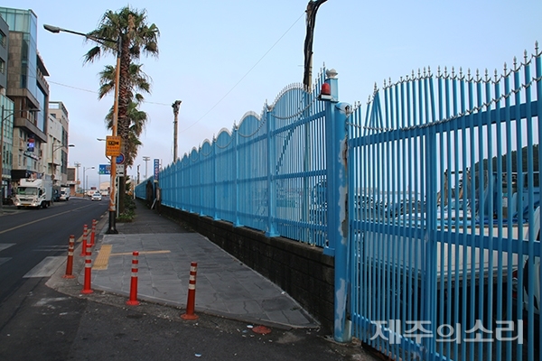 을씨년스럽게 서귀포항 주변으로 파란색 철제 울타리가 설치돼 있다. ⓒ제주의소리