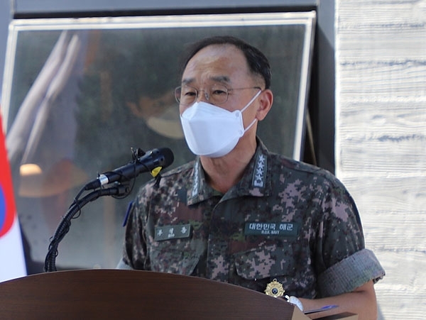 지난 31일 제주를 찾아 강정마을 주민에게 사과한 부석종 해군 참모총장.