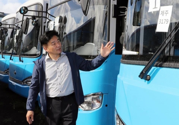 2017년 8월 대중교통체계 개편에 앞서 버스를 점검하는 원희룡 제주지사