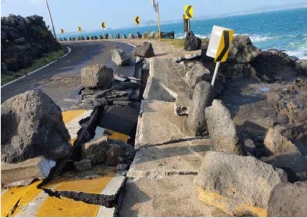 태풍 하이선의 영향으로 우도면 연평리 농어촌도로 및 석축이 붕괴됐다.