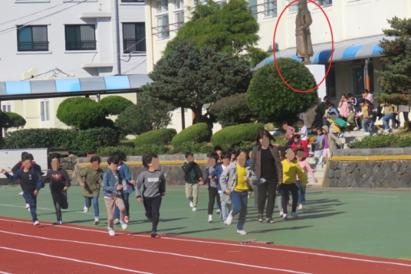 제주 효돈초 교정에 세워진 이순신 동상(빨간 원 안). 효돈초 어린이들이 운동장을 함께 뛰는 모습.  ⓒ제주의소리 자료사진