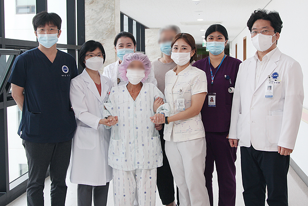 제주  최초로 뇌사자 간이식 수술에 성공한 제주한라병원 김건국(맨 왼쪽) 외과 교수팀.