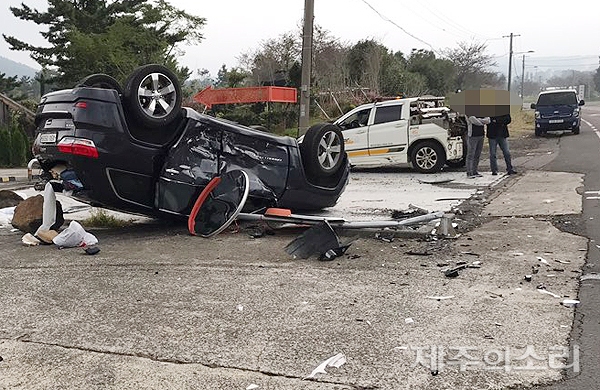 22일 오후 3시26분쯤 제주시 노형동 신비의도로 인근에서 김모(33.여)씨가 몰던 지프 차량과 50대 여성이 몰던 트랙스 차량이 부딪쳤다. [제주의소리 독자 제공]