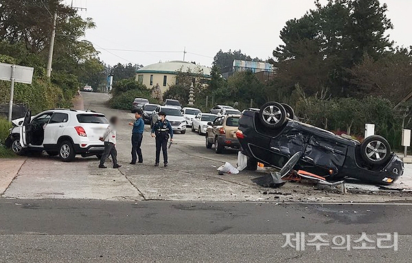 22일 오후 3시26분쯤 제주시 노형동 신비의도로 인근에서 김모(33.여)씨가 몰던 지프 차량과 50대 여성이 몰던 트랙스 차량이 부딪쳤다. [제주의소리 독자 제공]
