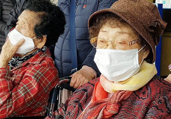 제주4.3생존수형인 김정추(90) 할머니가 16일 법원에서 검찰의 무죄 구형이 이뤄진 직후 법원 밖으로 나와 소감을 전하고 있다.