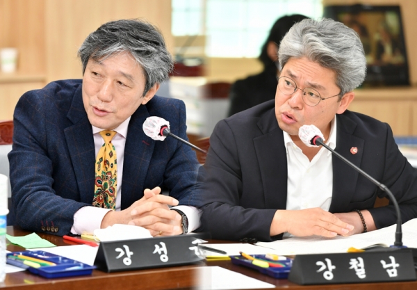 제주도의회 예산결산특별위원회 강성균(왼쪽), 강철남 의원. ⓒ제주의소리