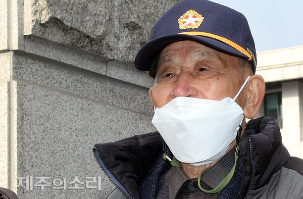 제주지방법원이 7일 제주4.3 생존수형인 김두황(92) 할아버지에게 무죄를 선고한 직후 법원 앞에서 김 할아버지가 소감을 밝히고 있다.
