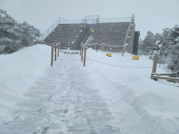 15일 하얀 눈이 내려앉은 제주 한라산에서 제설 작업이 한창이다. 사진 출처=한라산국립공원관리사무소