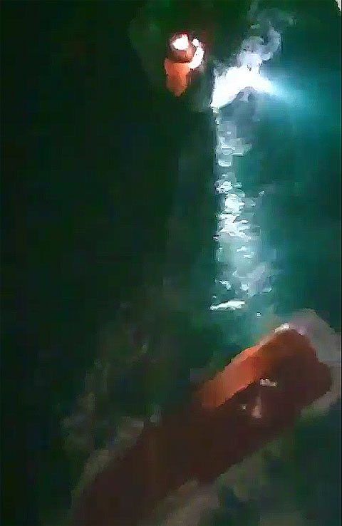 29일 제주항 북서쪽 약 2.6km 해상에서 한림선적 저인망어선인 32명민호(39톤)가 뒤집혀 구조작업이 이뤄지고 있다. [사진제공-제주해양경찰서]