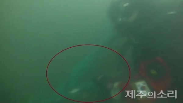 해경 수상 구조대가 1일 저녁 제주 앞 바다에서 32명민호로 추정되는 물체를 발견했다. ⓒ제주해양경찰청.