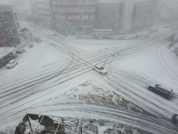 7일 오전 폭설을 동반한 한파가 몰아치면서 도로가 얼어붙은 제주시 중앙로터리. ⓒ제주의소리
