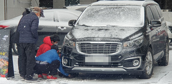 7일 얼어붙은 도로 위에서 차량용 월동장비를 착용하고 있는 시민들. ⓒ제주의소리