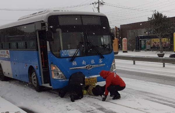 7일 오전 서귀포시 성산읍 도로에서 버스가 빙판길에 미끄러져 구조 조치가 이뤄지고 있다. 사진-제주소방안전본부