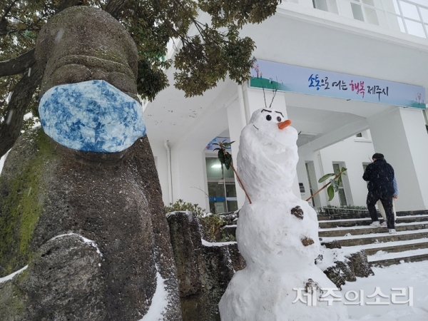 제주시 소속 공무원 안지성, 정지빈씨가 밤 사이 제작한 울라프 눈사람.