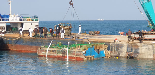 지난 4일 제주항 서방파제 어선 침몰사고 현장에서 32명민호 인양 작업이 진행되고 있다. ⓒ제주의소리