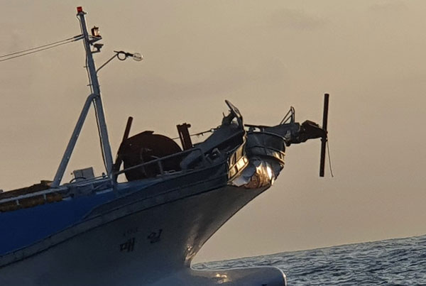 라이베리아 국적의 3만3044톤급 화물선과 부딪힌 후 선체가 찌그러진 성산 선적 어선. 사진=제주해양경찰서