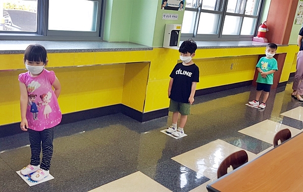 유치원생들이 급식실에서 사회적 거리두기 일환으로 2미터 간격으로 줄 서있는 모습이다. 출처=김정숙, 오마이뉴스.