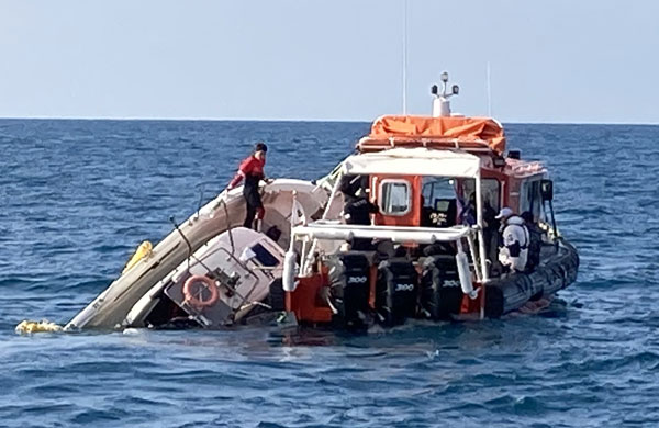 서귀포시 문섬 앞바다서 침몰한 모터보트를 구조하고 있는 해경 구조대. 사진=서귀포해양경찰서