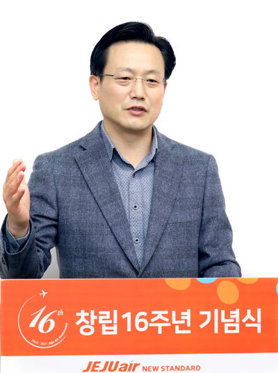김이배 제주항공 대표이사가 창립 16주년 온라인 기념식에서 말하고 있다.