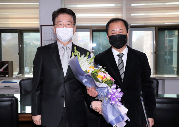 김영훈 2대 제주영상산업진흥원장(오른쪽)이 10일 임명장을 받았다. 제공=제주도.