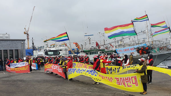 15일 오징어 총허용어획량 제도에 반대하는 집회를 갖고 있는 제주도근해유자망어선주협의회. ⓒ제주의소리