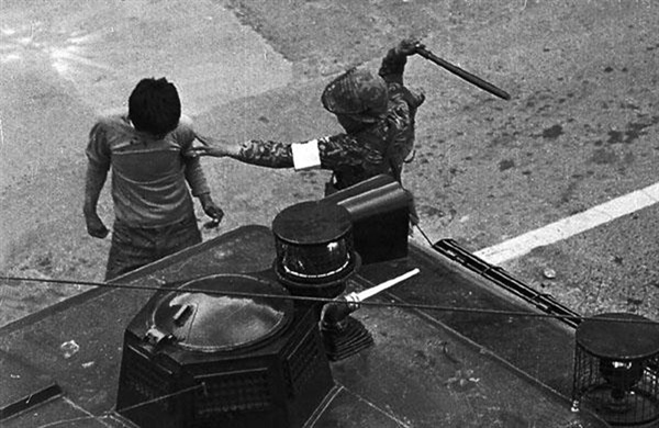 1980년 5월 19일 금남로 가톨릭 센터 앞에서 군인에게 맞고 있는 박남규씨. 출처=오마이뉴스, 5.18기념재단.