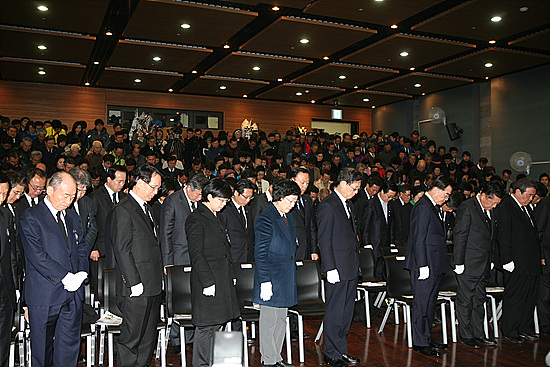 강풍과 비예보로 지난 2012년 제주4.3평화기념관 대강당에서 열렸던 제64주년 제주4.3위령제 모습.