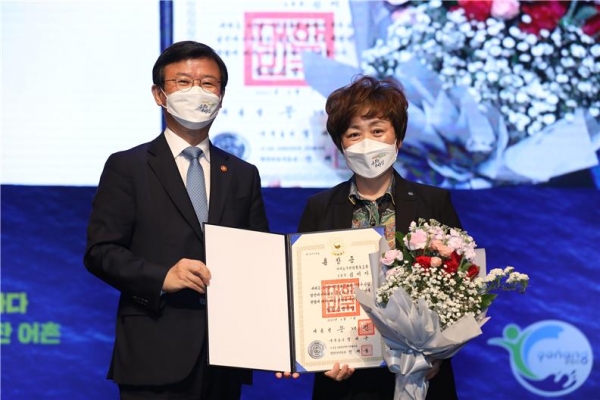 김미자 서귀포수협 조합장이 제10회 수산인의날 행사에서 대한민국 철탑산업훈장을 수상했다.