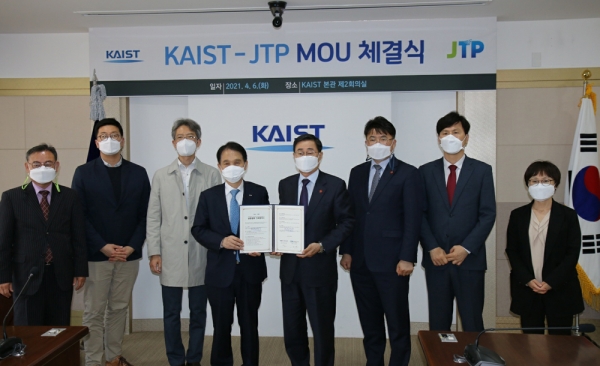 제주테크노파크(원장 태성길, JTP)와 한국과학기술원(총장 이광형, KAIST)이 지난 6일 대전 카이스트 본원에서 제주지역 과학기술 발전과 지역산업 육성을 위한 업무협약을 체결했다.  ⓒ제주의소리