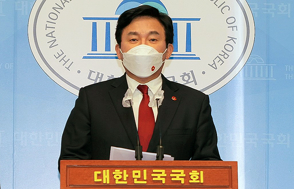 원희룡 제주도시가 13일 오후 2시 국회 소통관에서 기자회견을 열어 일본의 방사성 물질 오염수 방류 결정에 대한 입장을 밝히고 있다.