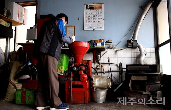 김여종 씨가 유채기름을 만들고 있다. 좋은 유채열매를 고라, 회전솥에서 잘 볶은 뒤, 기계에서 갈아내고, 다시 끓여내는 과정이 필요하다. 정성이 필요한 작업이다. ⓒ제주의소리
