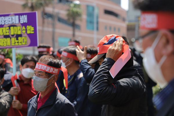16일 오전 11시30분 주제주일본총영사관 앞에서 후쿠시마 오염수 방류 규탄 항의집회를 갖고 있는 제주도내 수산업·어업단체. ⓒ제주의소리