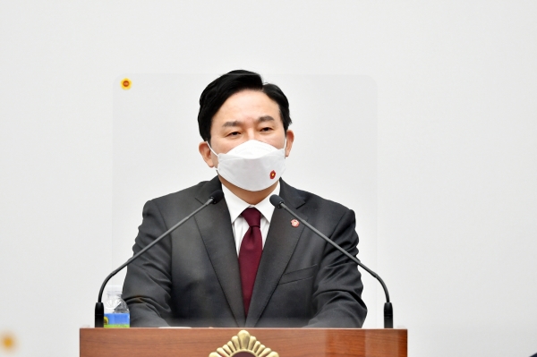 원희룡 제주지사가 21일 도정질문에서 3선 도지사 불출마를 공식 선언했다.
