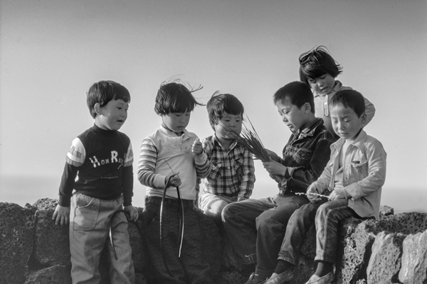 고영일 작가가 촬영한 1950년대부터 1980년대까지 제주 아이들의 모습. 제공=사진예술공간 큰바다영.