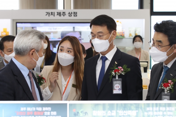 JDC와 한국공항공사, 중소벤처기업진흥공단이 제주지역 중소상공인을 위한 '가치제주상점' 제주공항점을 론칭했다.