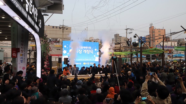 2018년 3월 열린 제주동문재래시장 야시장 개장식. ⓒ제주의소리 자료사진