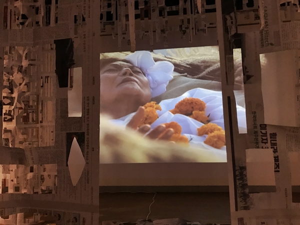 지난 15일~16일 서귀포예술의전당에서 열린 ‘커뮤니티아트랩 KOJI’의 다원 예술 공연 ‘On the blanket(이불 위에서)’ 공연 모습. 제공=커뮤니티아트랩 KOJI.