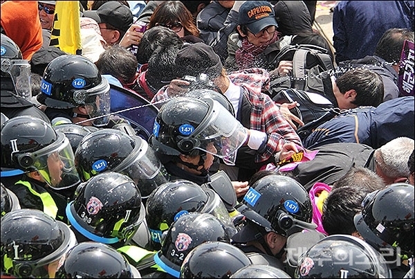 강정마을에서 진행된 집회에서 경찰이 최루액을 뿌리는 모습. ⓒ제주의소리 자료사진.