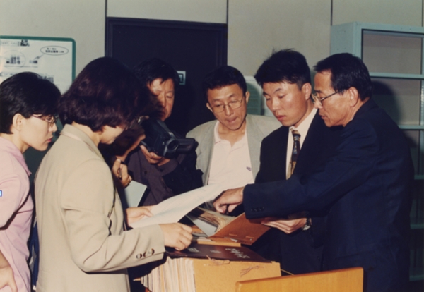 1999년 9월 정부기록보존소 부산지소에서 추미애 국회의원에게 제주4.3 수형인명부 원본을 설명하고 있는 김재순 관장.