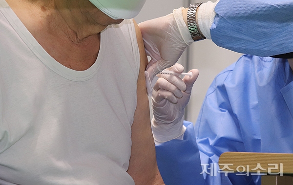 2분기 백신 접종이 완료된 가운데 제주지역에선 19만2944명이 1차 예방 접종한 것으로 집계됐다.