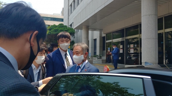 송재호 의원이 23일 오전 항소심 첫 공판을 받은 후 취재진과 얘기를 나누고 있다.