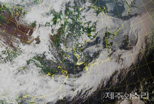 28일 오후 5시 기준 동아시아 지역 천리안위성 영상. 긴 정체전선이 일본 쪽에 머무르고 있다.  ⓒ기상청