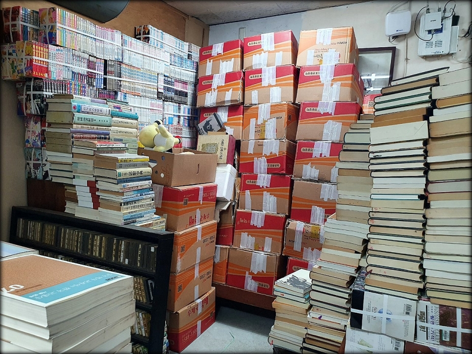 헌책방 동림당에는 뜯지 않은 채 상자에 놓여 있는 책이 더 많다. ⓒ제주의소리