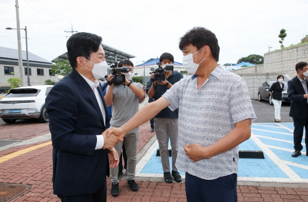 원희룡 제주지사가 8월1일 오전 제주지사 사퇴 기자회견 전에 4.3평화공원과 강정마을을 방문했다.