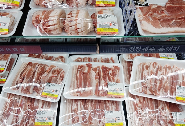 제주시내 한 마트에 진열된 돼지고기 오겹살. 연초부터 상승세를 보여온 제주산 돼지고기 가격이 반년 넘게 고공행진을 이어가고 있다. ⓒ제주의소리